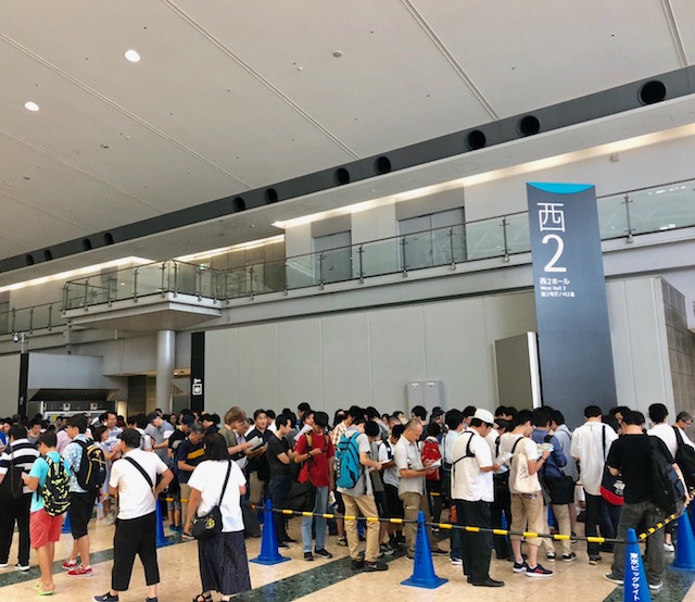 多くの人が列を作りイベント会場へ向かう様子