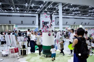 Maker Faire Tokyo2018で子どもたちが風船を捕まえる様子