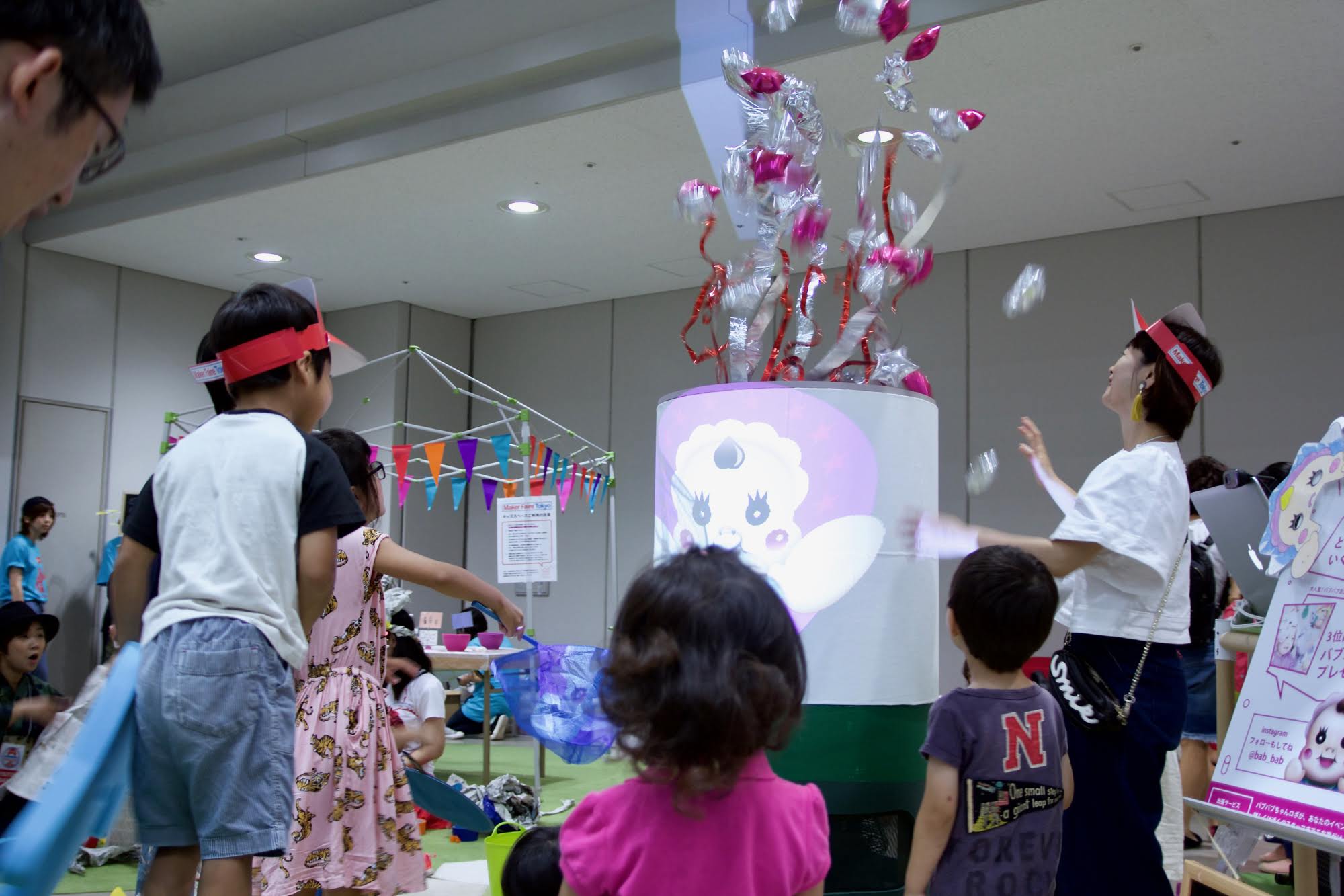 子どもたちがバブバブちゃんロボットと交流する様子