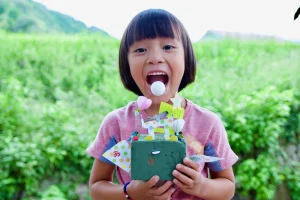 子どもが手作りのミニファンタジー作品を披露