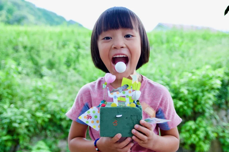 子どもが手作りのミニファンタジー作品を披露