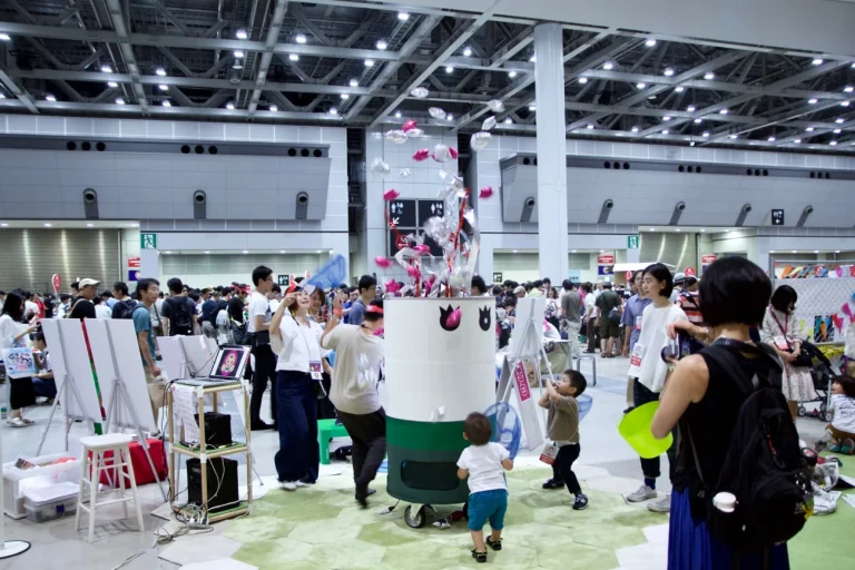 子どもたちが風船を追いかけるイベント会場の様子