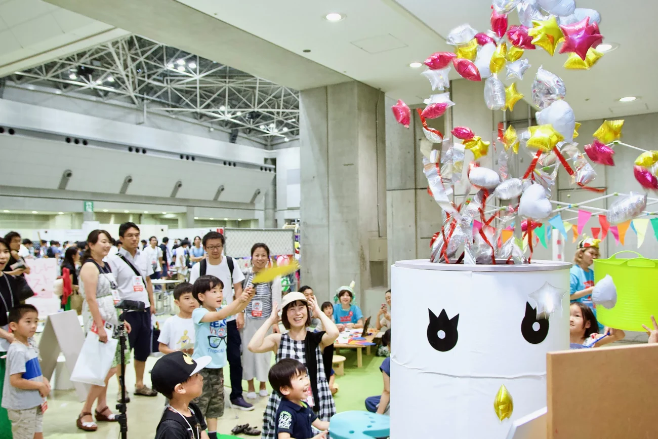 バルーンが飛び出す仕掛けに歓声あがる Maker Faire Tokyo2019