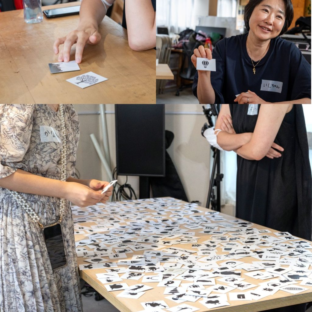 大人たちがカードを選び、即興で物語を作る様子