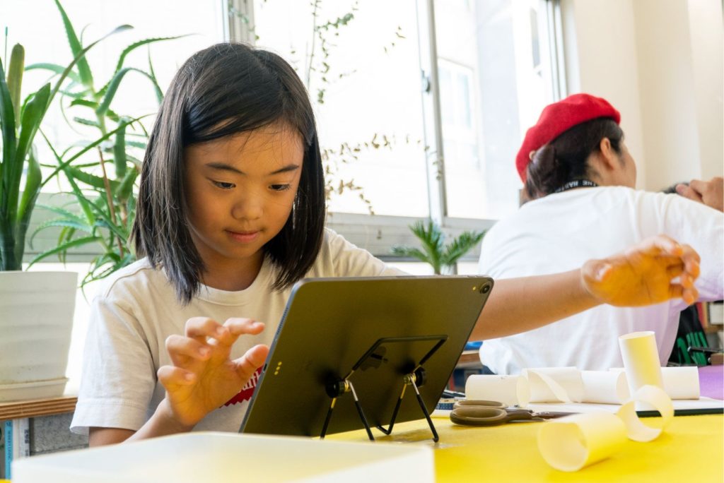 タブレットを操作する子ども