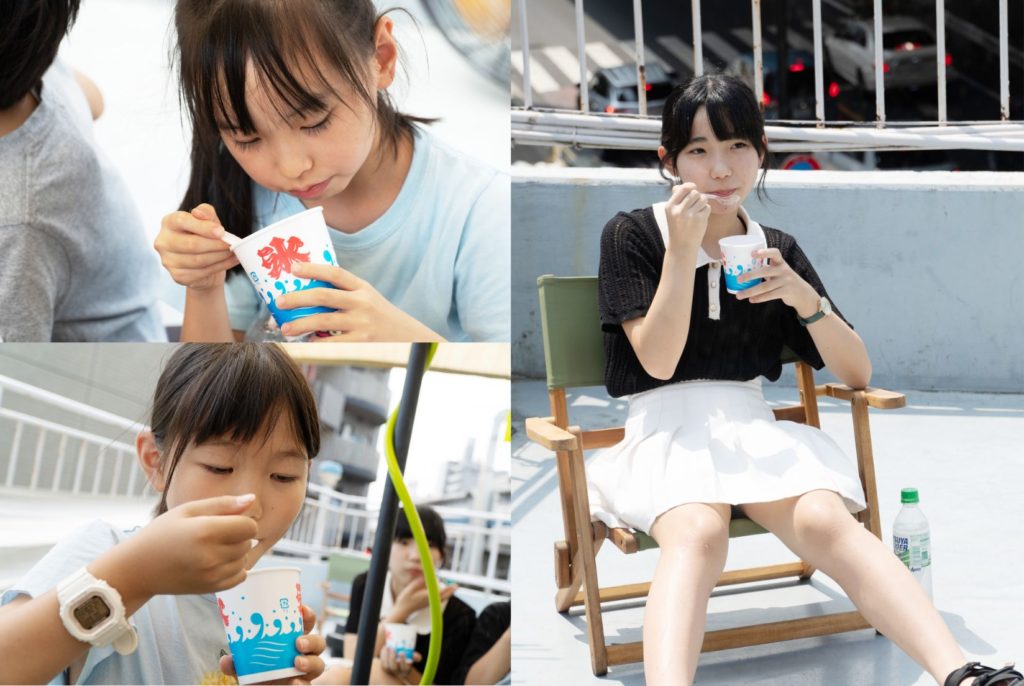 かき氷を食べる子どもたちと女性