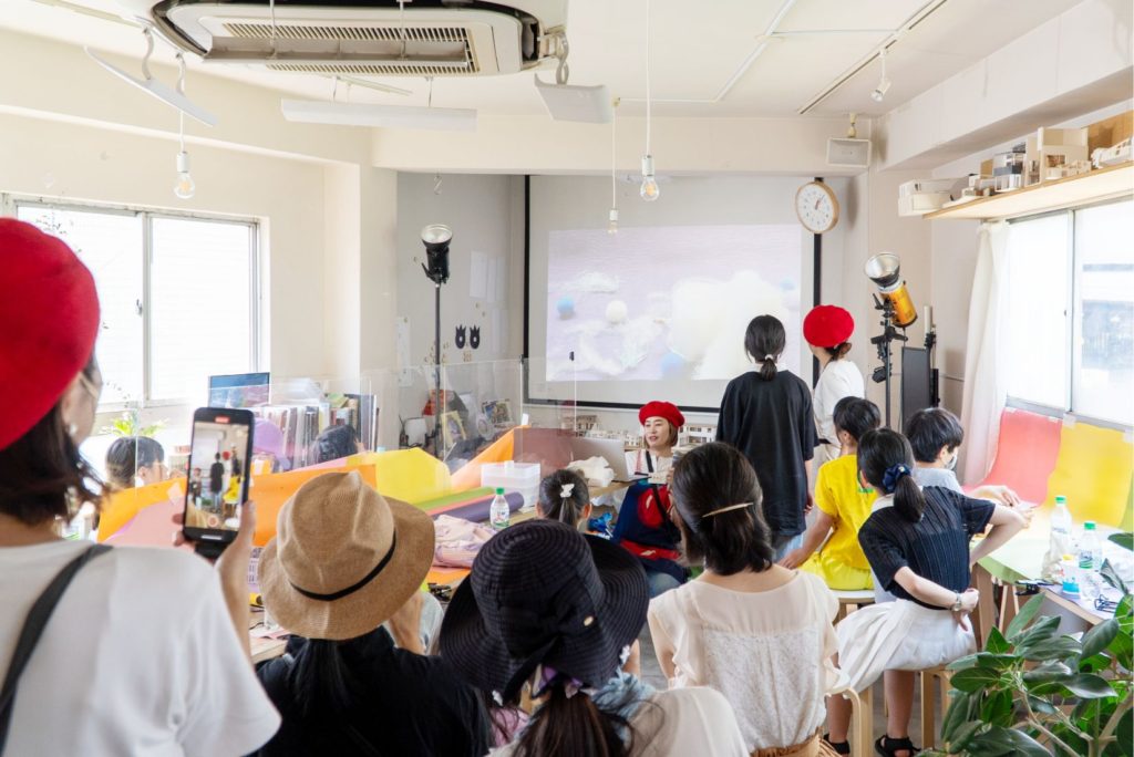 子どもたちが映像作品を鑑賞し、発表する様子