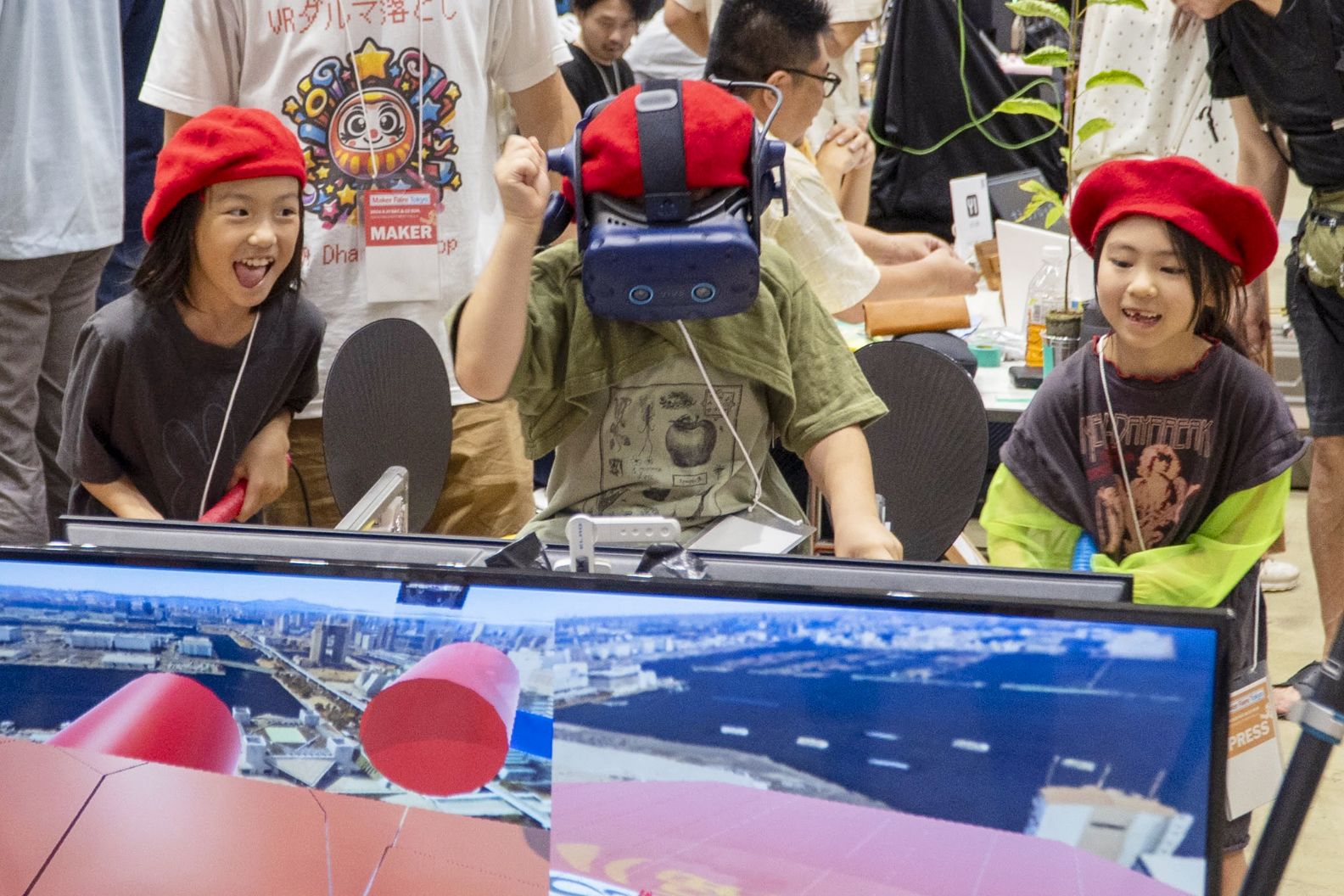 VRゴーグルをつけた子供と楽しそうに見守る子供たち