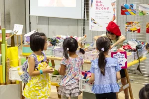 子供たちが素材に囲まれ、創造性を刺激されるメイカーフェア東京2024の様子