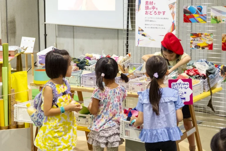 子供たちが素材に囲まれ、創造性を刺激されるメイカーフェア東京2024の様子