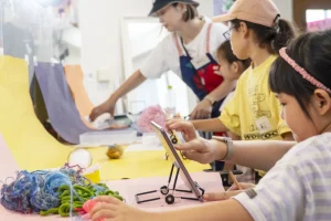 子どもたちがタブレットで映像制作を学ぶ様子