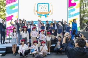 ちょもろー2024、子ども記者たちがイベントをレポート!デジタル絵本アワード受賞者たちと記念撮影