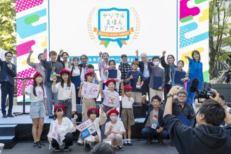 ちょもろー2024、子ども記者たちがイベントをレポート!デジタル絵本アワード受賞者たちと記念撮影
