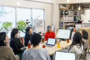 ファシリテーター研修で「頭の中をおどろかす」ルールを学ぶ参加者たち