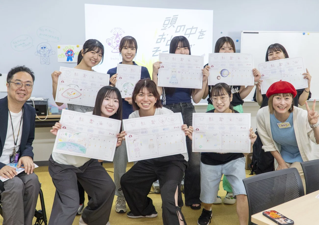 昭和女子大学ワークショップでアートデザインラボ体験をする学生たち