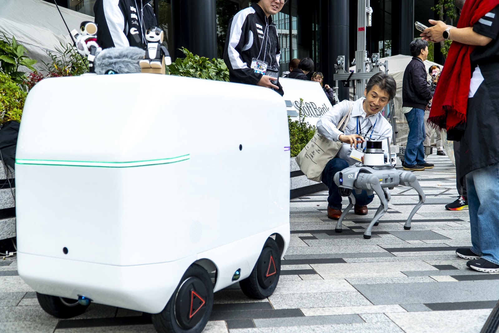 配送ロボットもパレードに参加
