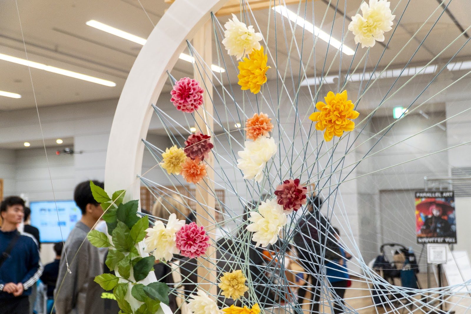 色とりどりの花のインスタレーション