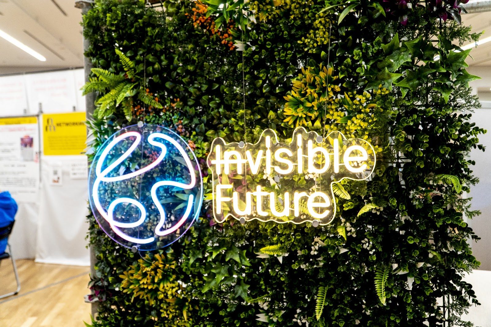 会場を彩る「invisible future」のサイン