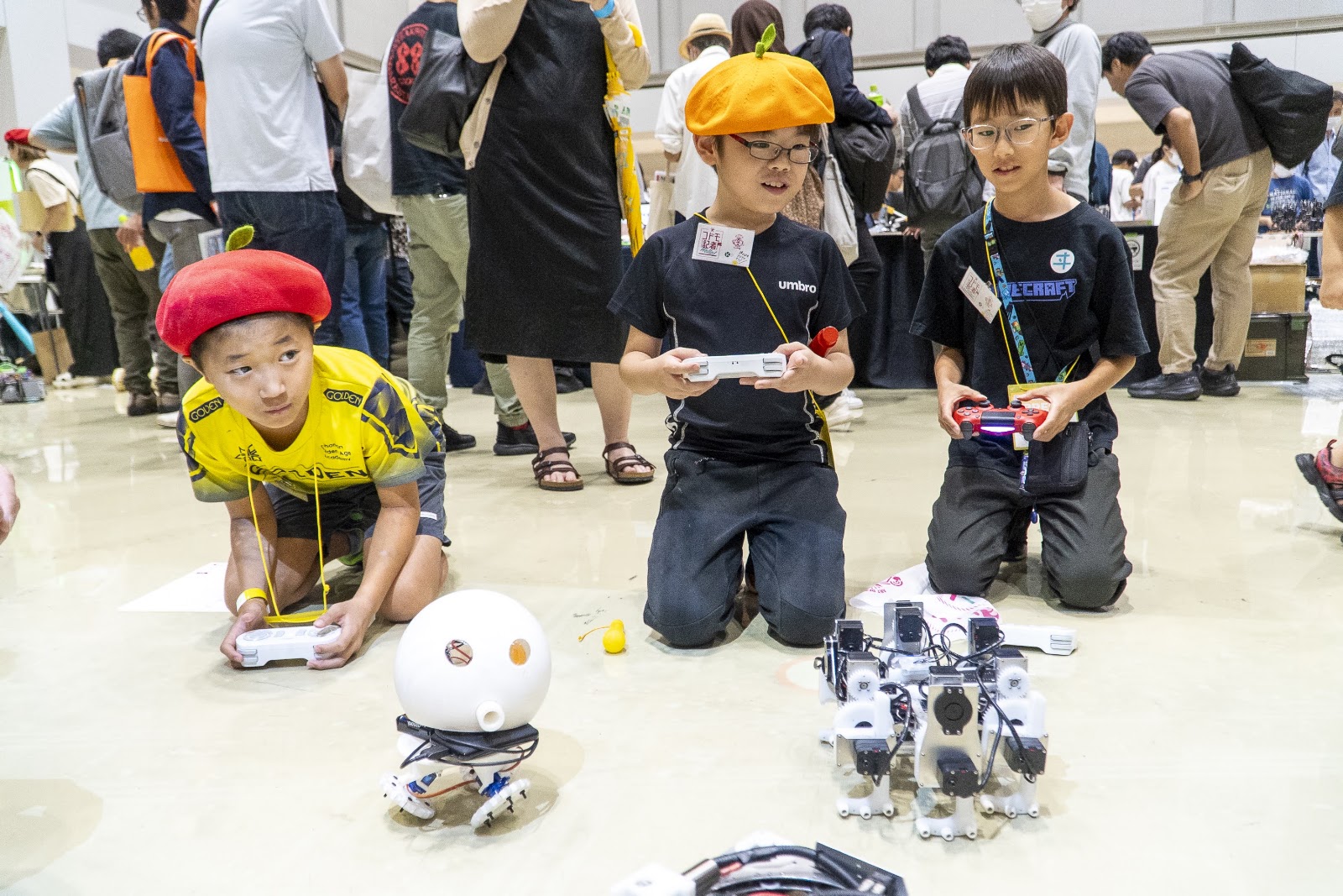 ロボット犬にくぎづけ