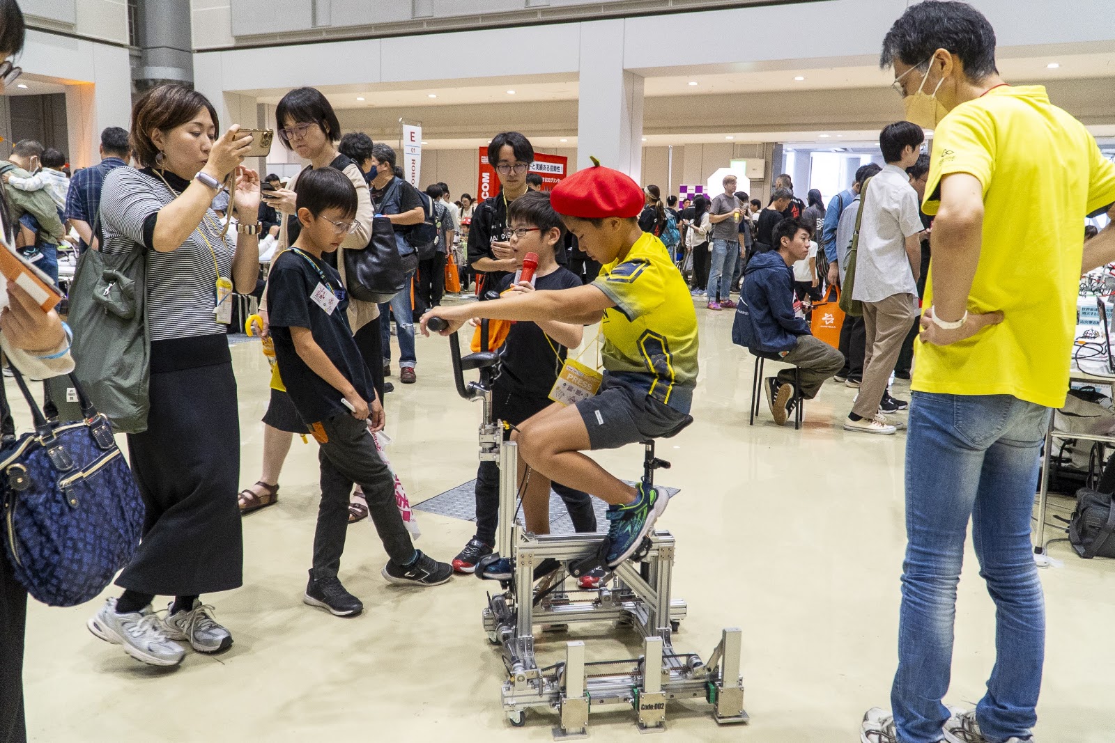 気になるブースへまっしぐら