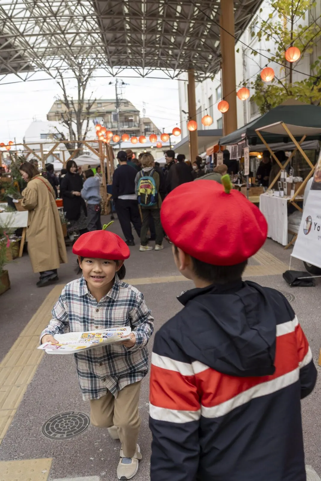 縁日の会場を歩いてチラシ配り