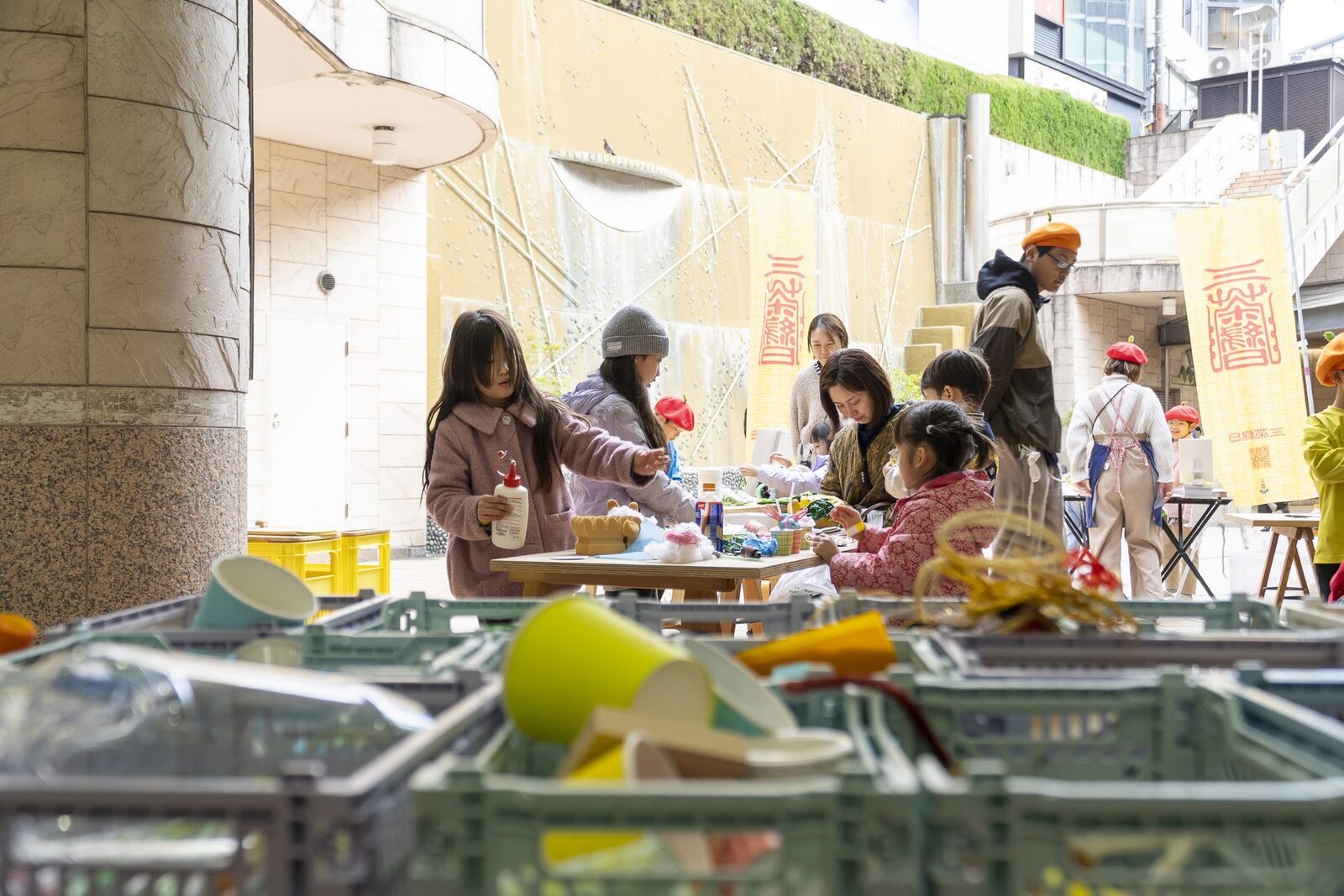 参加者と一緒に素材整理
