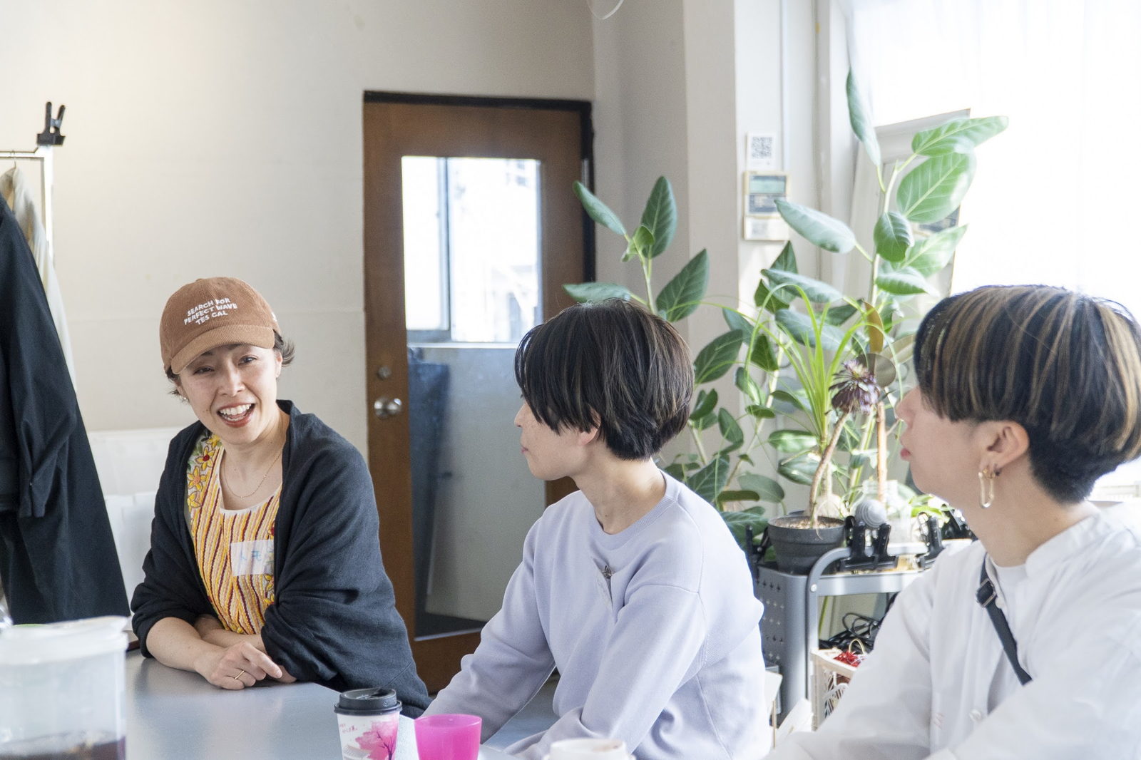 仲間の話に、思わず笑みがこぼれる