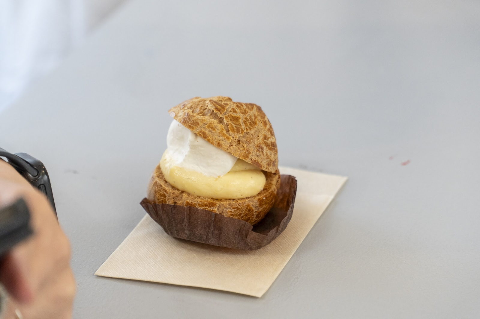 おやつタイムのシュークリーム