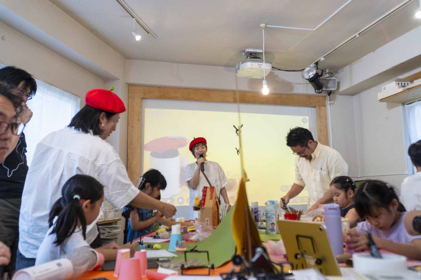 会場のあちこちで工作がスタート