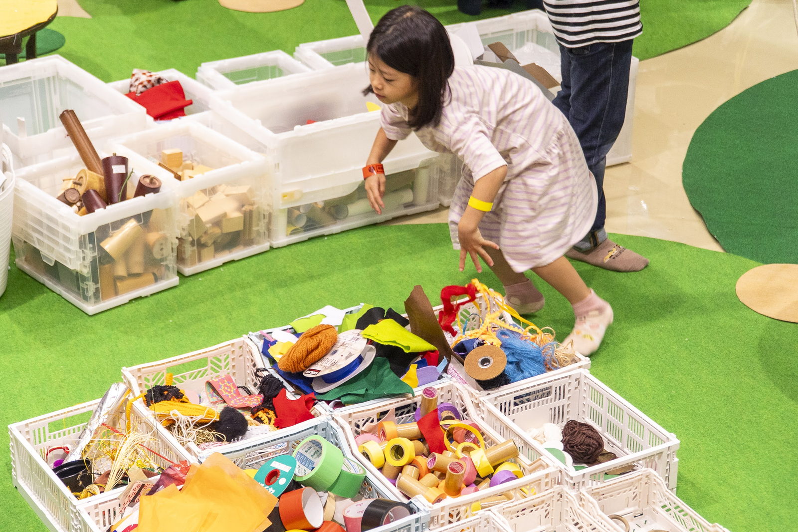 素材の入ったかごを選ぶ子ども
