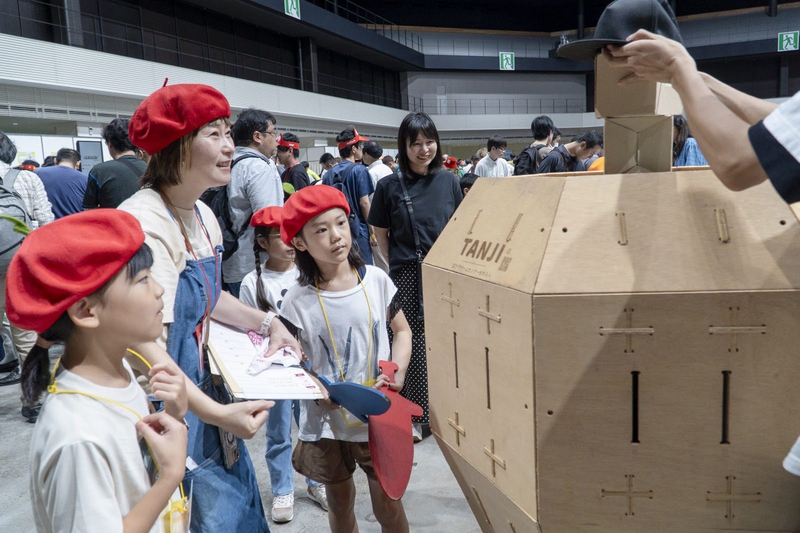 ダンボールの展示にも興味津々