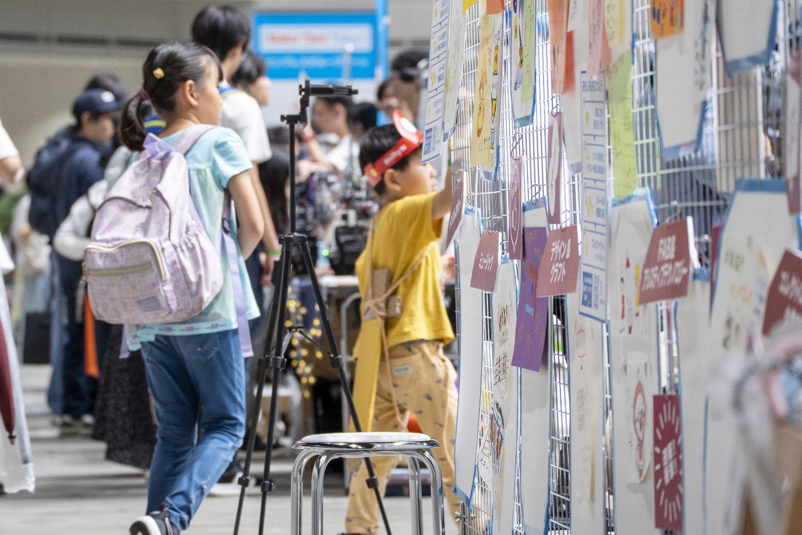 完成した記事は壁新聞へ。道ゆく人も足を止めます