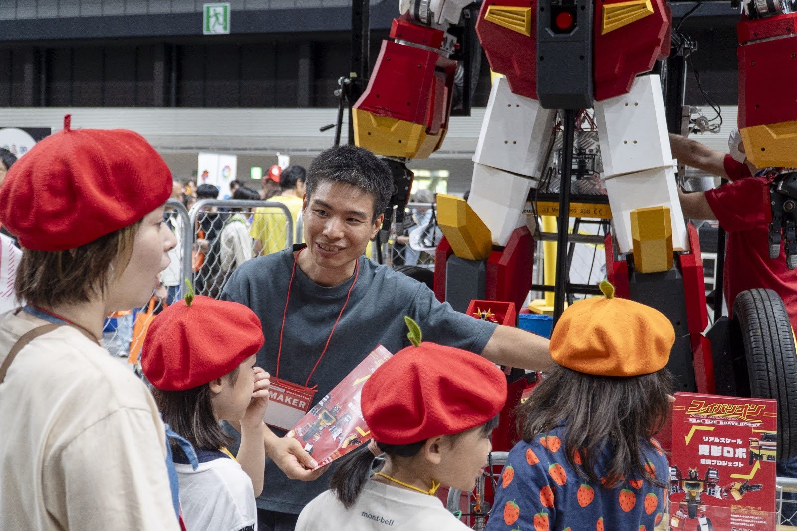 巨大ロボットの前で、さっそく質問